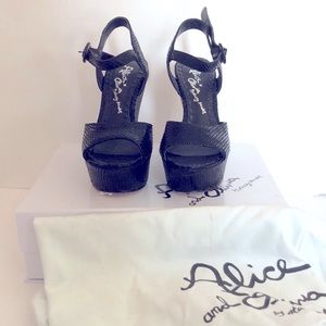 ⭐️LIKE NEW ⭐️Alice and Olivia Wedge⭐️